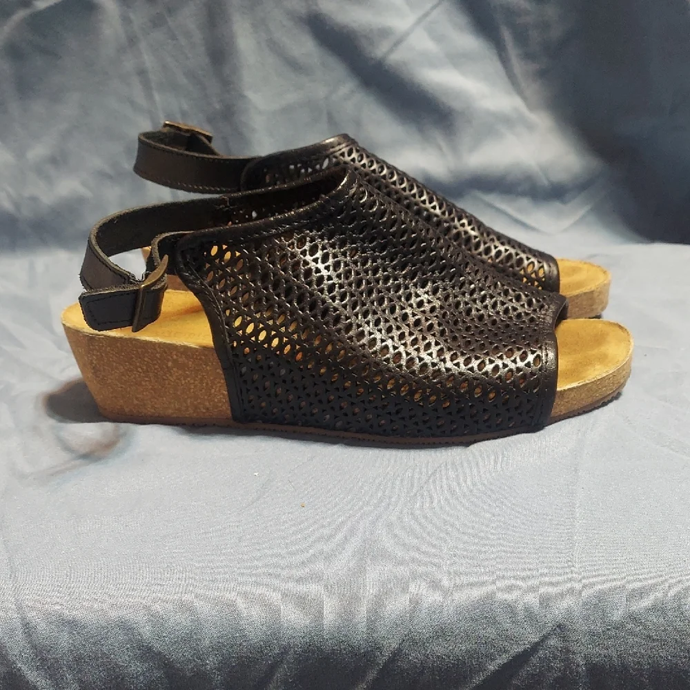 Eric Michael Phoebe Black Laser Cut Leather Cork Wedge Sandals Size 39/8.5